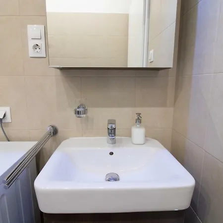 Beautiful 2 Bdr In The Inner Center